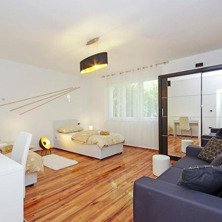 Split Symphony Veranda: Modern, New Apartment ภายนอก รูปภาพ