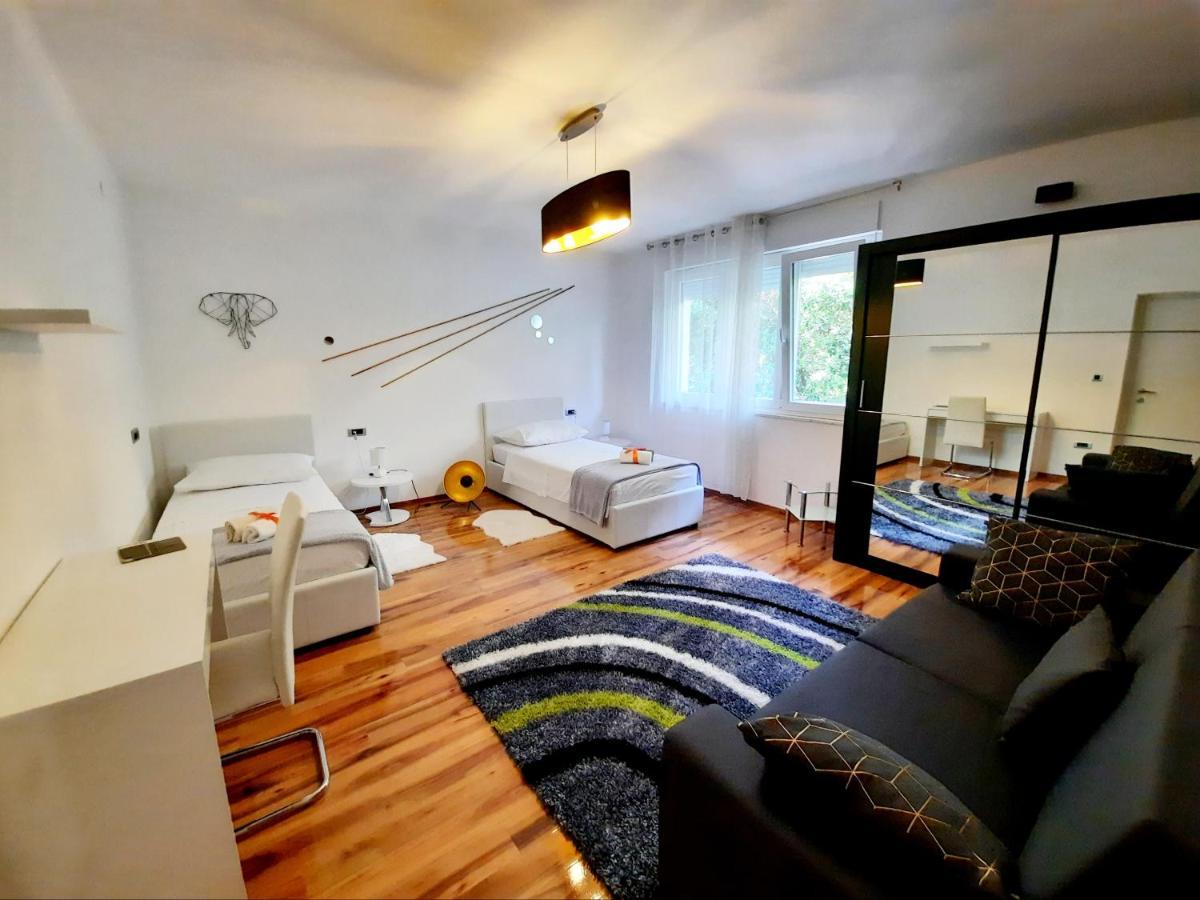Split Symphony Veranda: Modern, New Apartment ภายนอก รูปภาพ