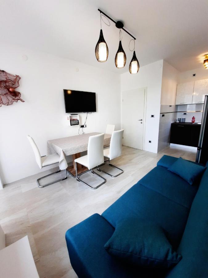 Split Symphony Veranda: Modern, New Apartment ภายนอก รูปภาพ