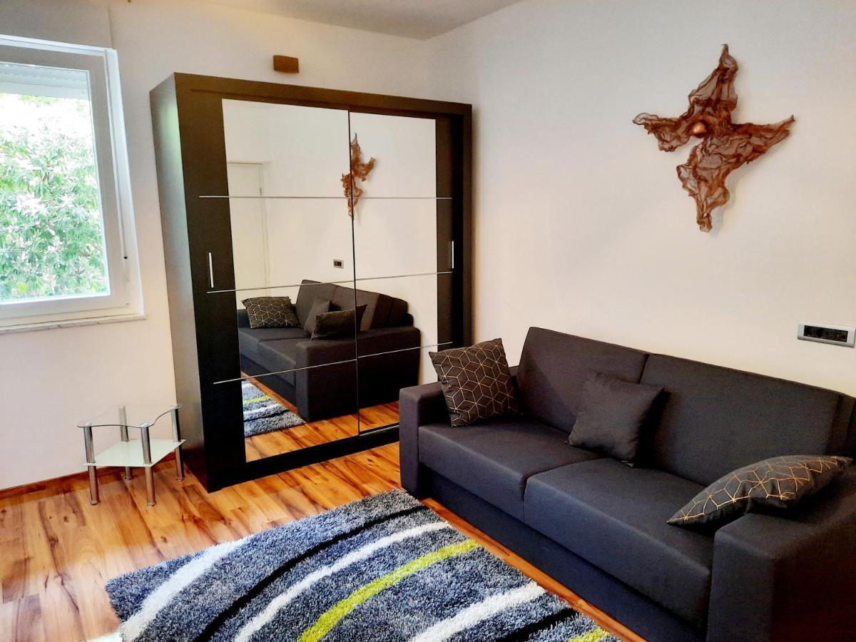 Split Symphony Veranda: Modern, New Apartment ภายนอก รูปภาพ