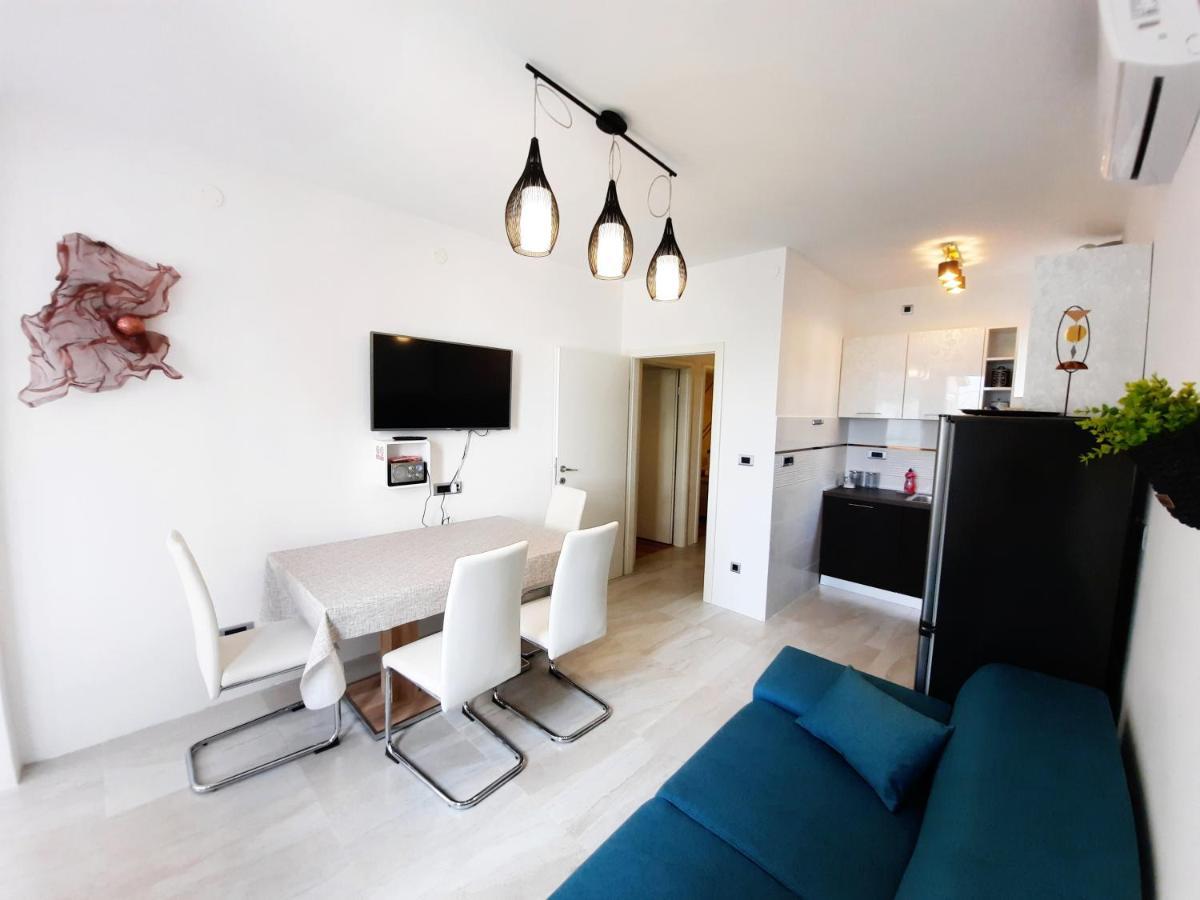 Split Symphony Veranda: Modern, New Apartment ภายนอก รูปภาพ