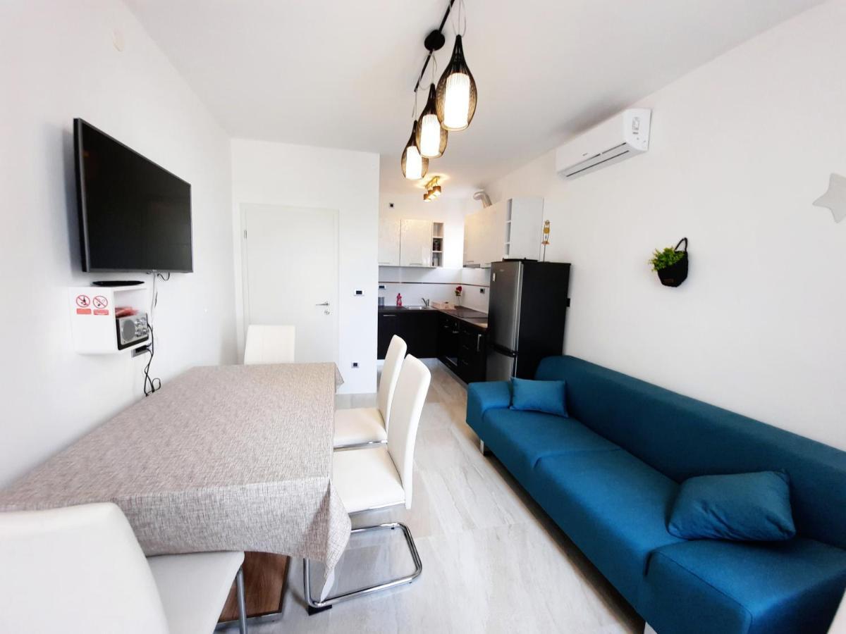 Split Symphony Veranda: Modern, New Apartment ภายนอก รูปภาพ