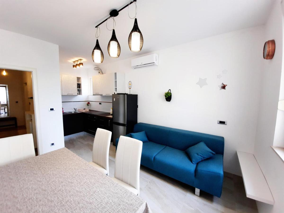 Split Symphony Veranda: Modern, New Apartment ภายนอก รูปภาพ