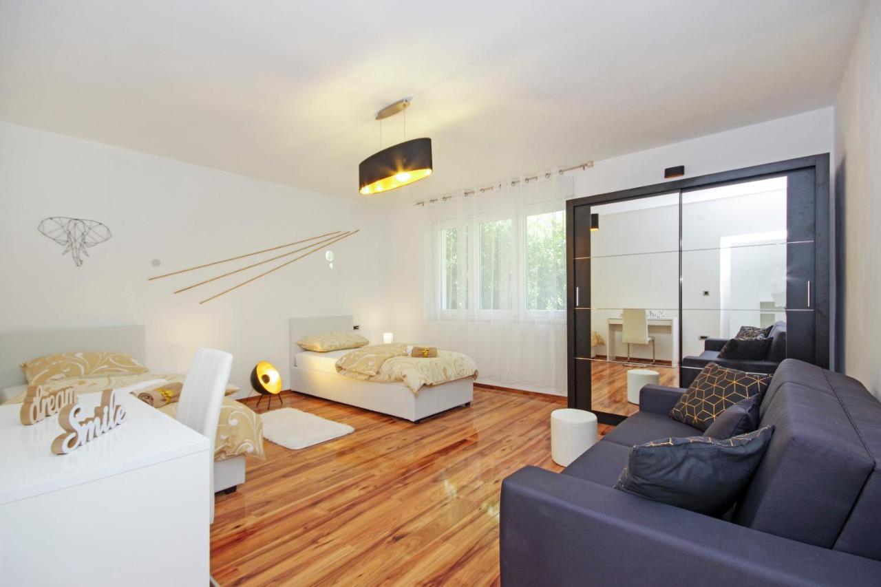 Split Symphony Veranda: Modern, New Apartment ภายนอก รูปภาพ