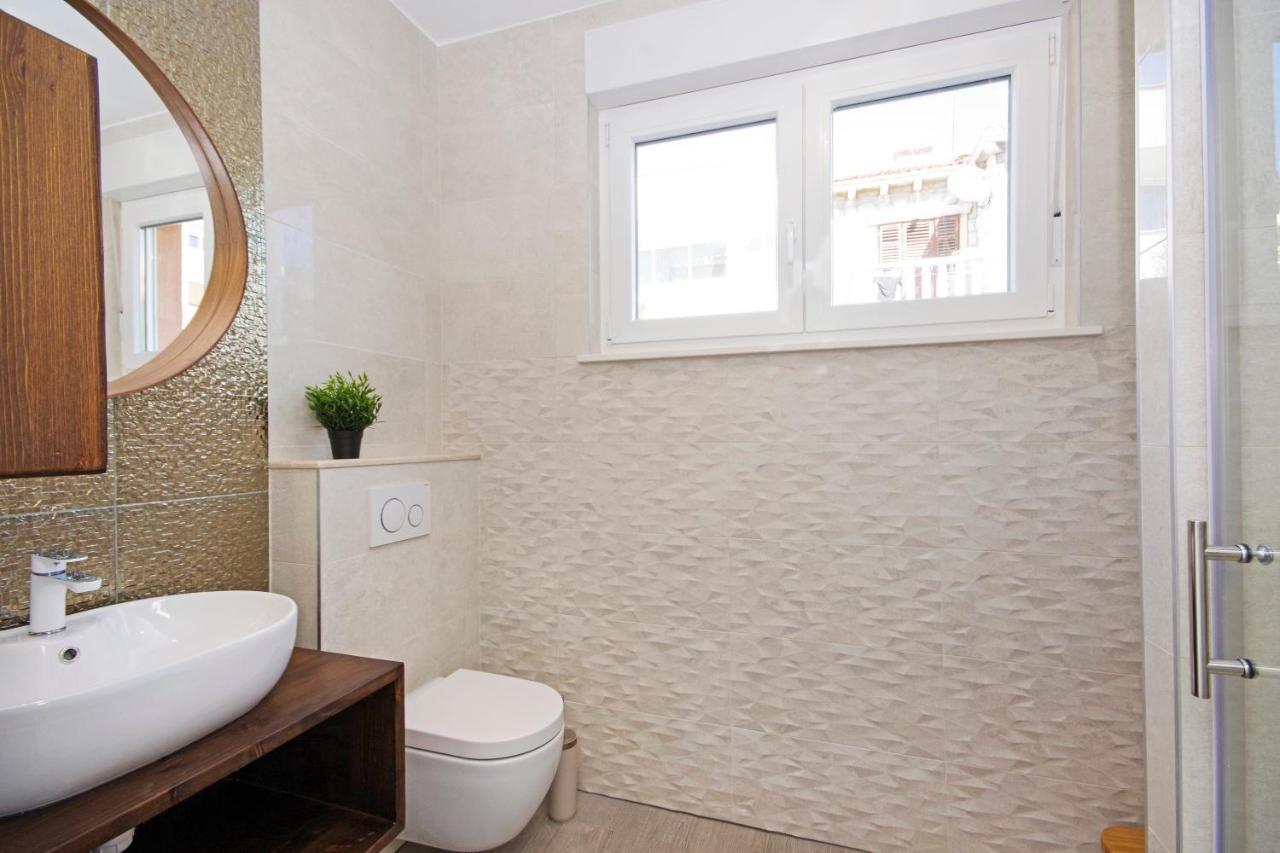 Split Symphony Veranda: Modern, New Apartment ภายนอก รูปภาพ