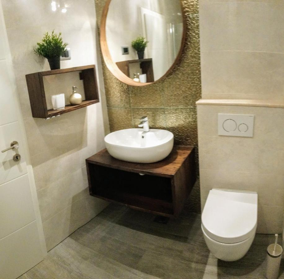 Split Symphony Veranda: Modern, New Apartment ภายนอก รูปภาพ
