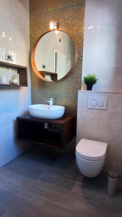 Split Symphony Veranda: Modern, New Apartment ภายนอก รูปภาพ