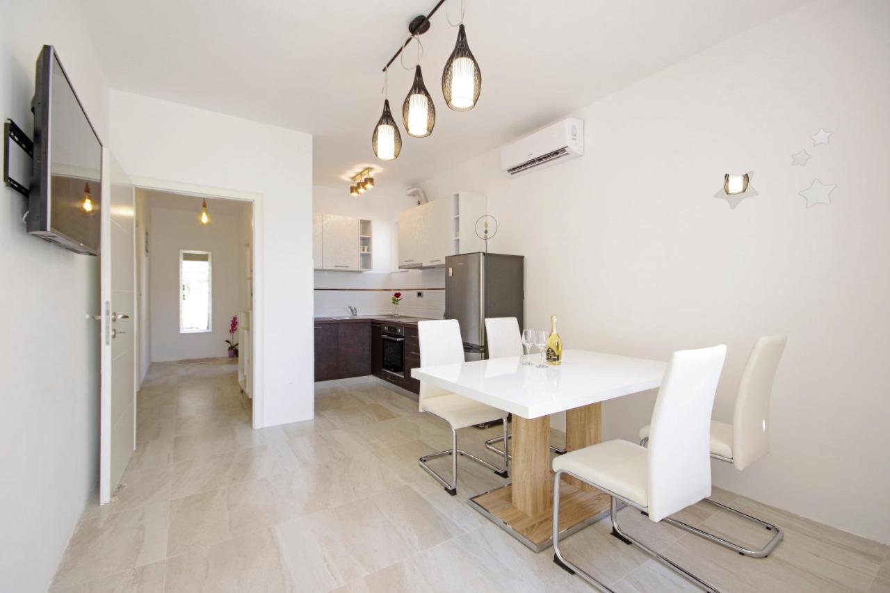 Split Symphony Veranda: Modern, New Apartment ภายนอก รูปภาพ