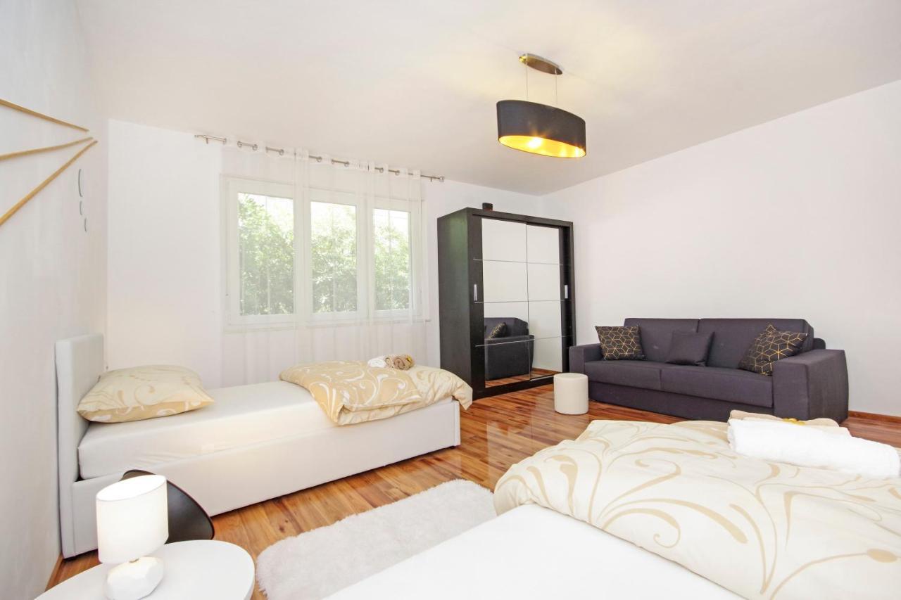 Split Symphony Veranda: Modern, New Apartment ภายนอก รูปภาพ
