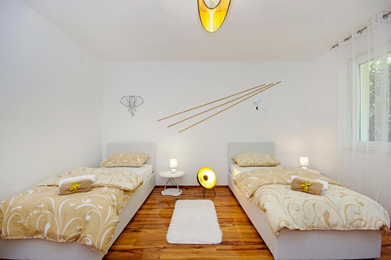Split Symphony Veranda: Modern, New Apartment ภายนอก รูปภาพ