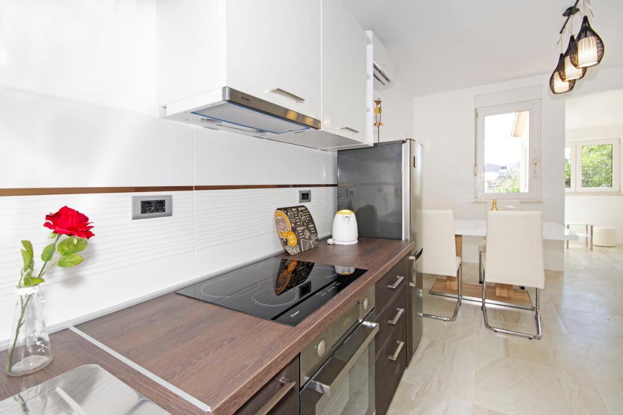 Split Symphony Veranda: Modern, New Apartment ภายนอก รูปภาพ