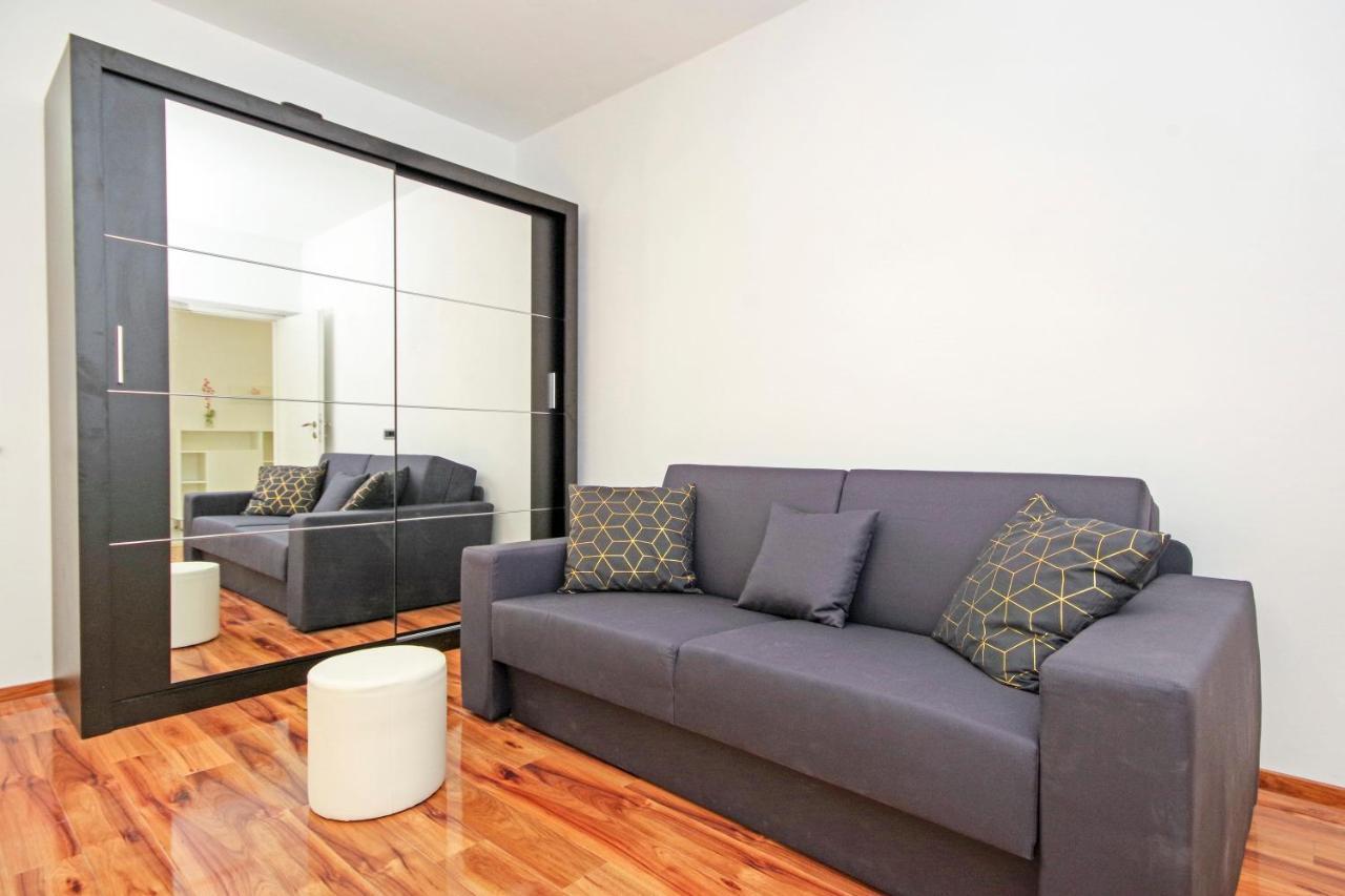 Split Symphony Veranda: Modern, New Apartment ภายนอก รูปภาพ